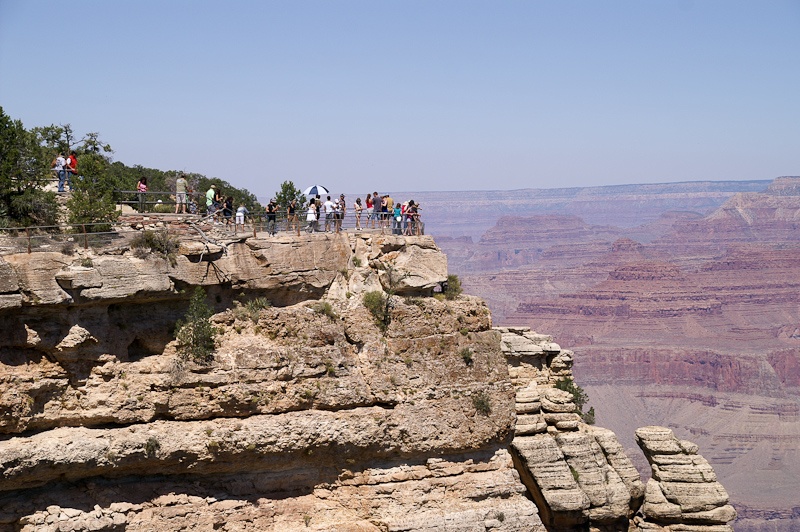Mensen die Grand Canyon inkijken