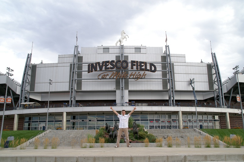 Fabian voor het footballstadion van de Denver Broncos