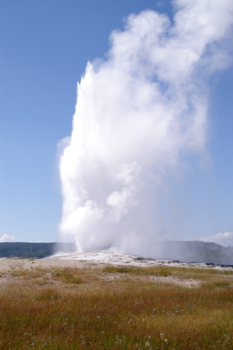 Old Faithful spuit 2 minuten lang kokend heet water