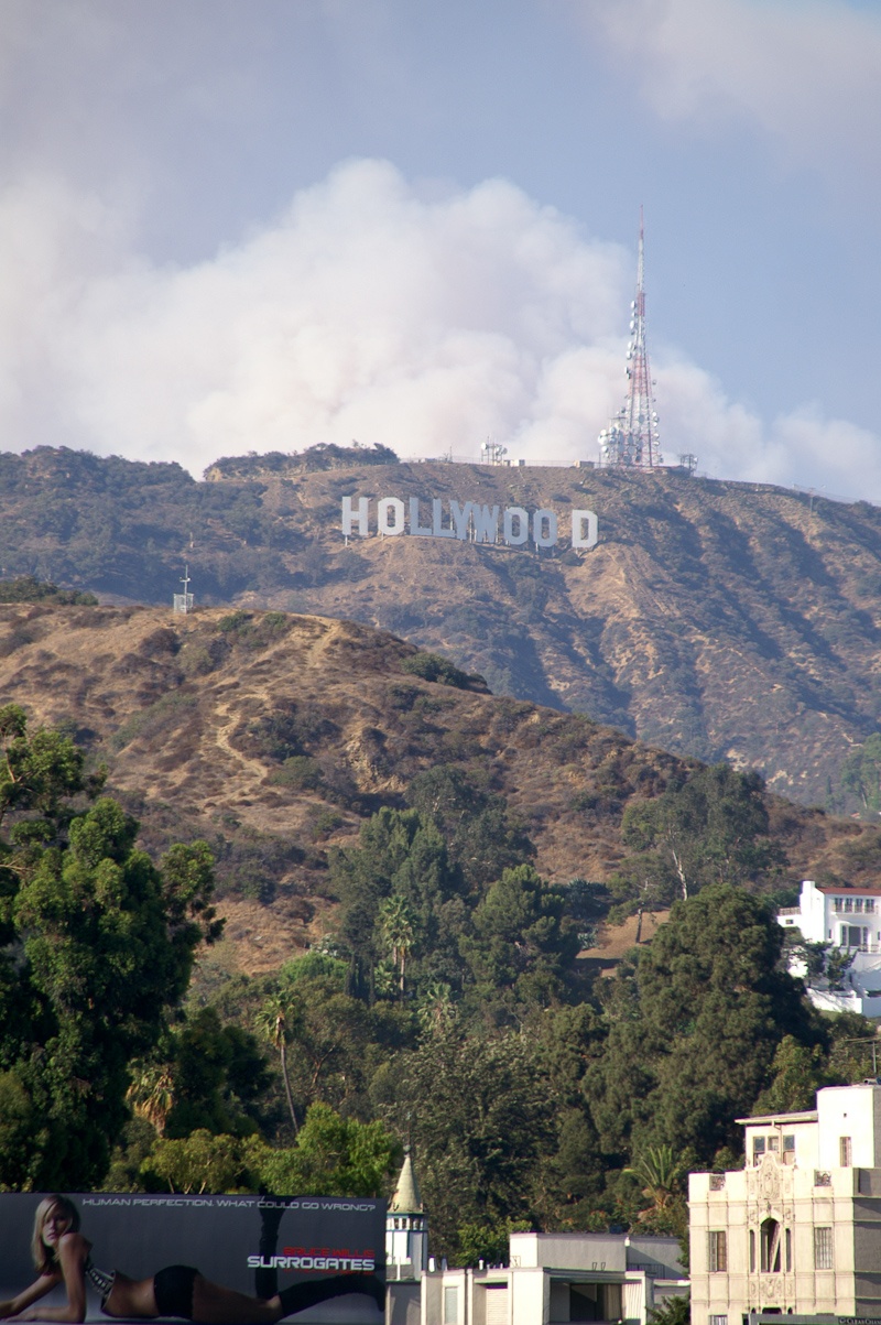 The Hollywood Sign, de wolken die je ziet is de rook van de bosbranden in Los Angeles