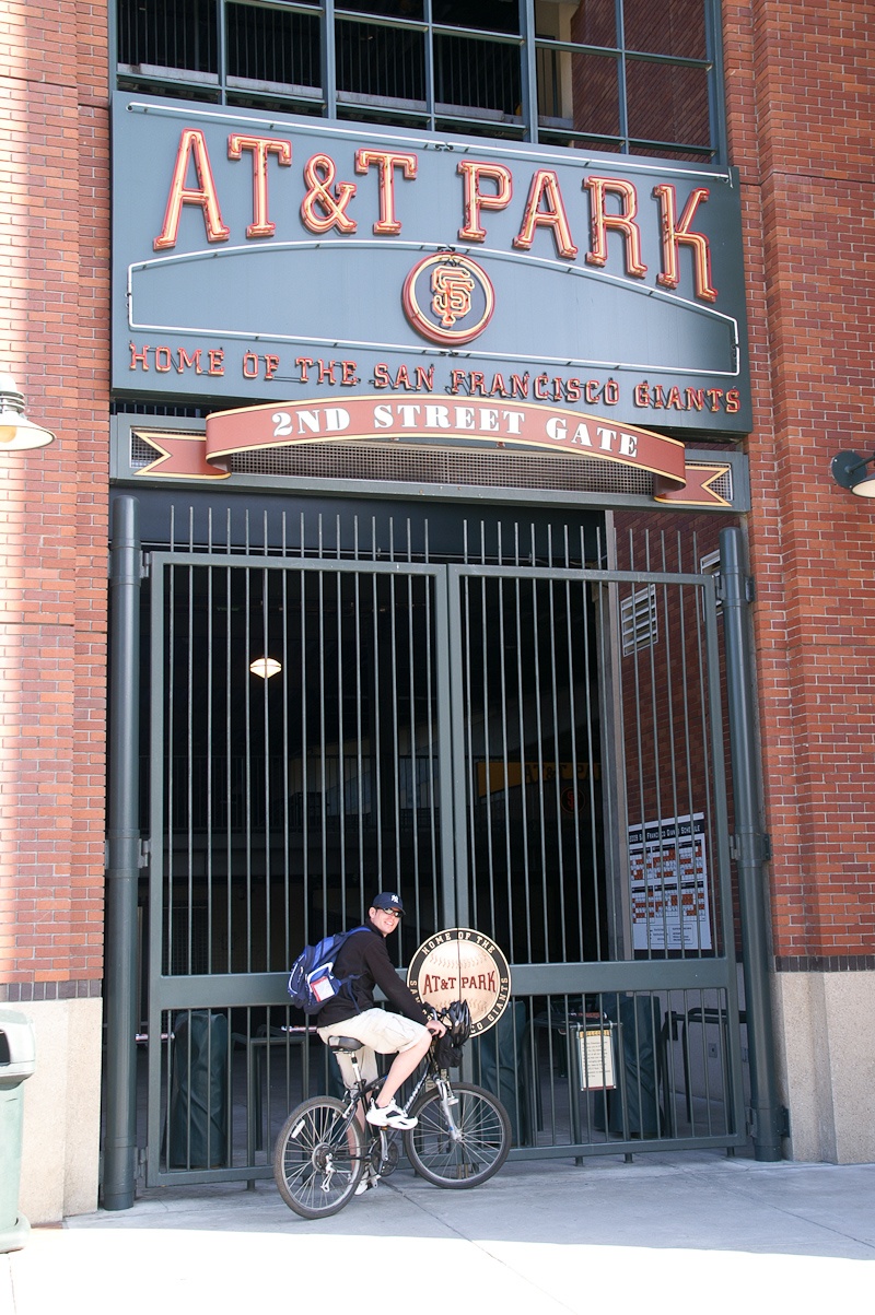 Fabian bij een van de ingangen van het honkbalstadion van de San Francisco Giants