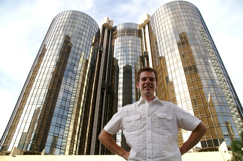 Fabian staat in beeld van ons hotel. De kamer van ons is aan de andere kant van het gebouw