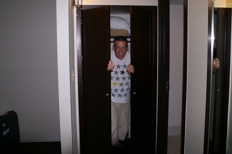 Robin die in de kast past en de housekeeping wil laten schrikken. HOUSEKEEPING!