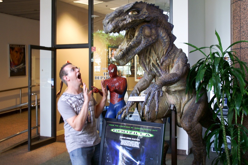Robin wordt door Godzilla aangevallen, maar Spider-Man komt hem al redden!