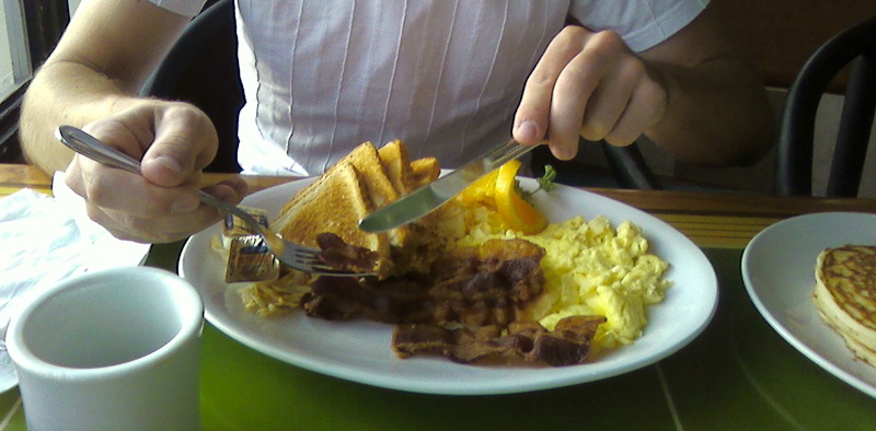 Pancakes, scrambled eggs, bacon en toast