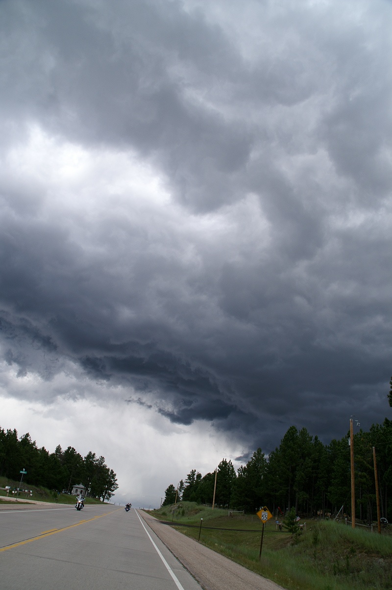 Het leek even op een tornado, maar gelukkig was het maar zwaar onweer en hagel