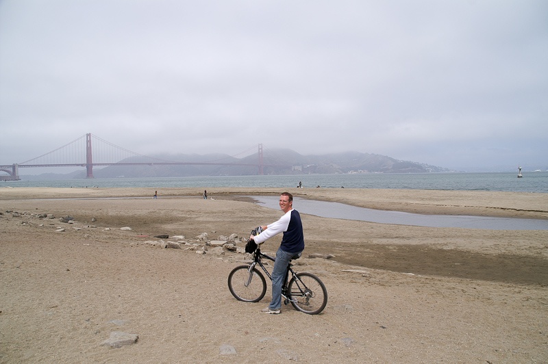 Robin raadt het niet aan om in het zand te fietsen