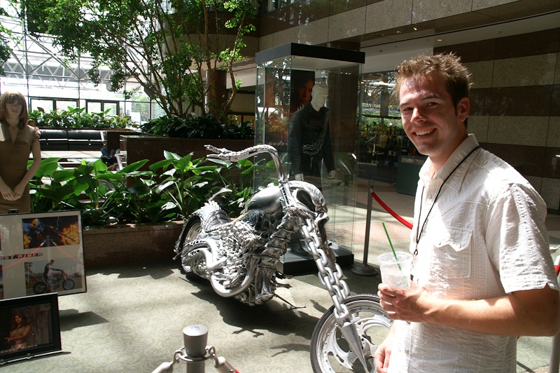 Fabian bij de motoren van Ghost Rider