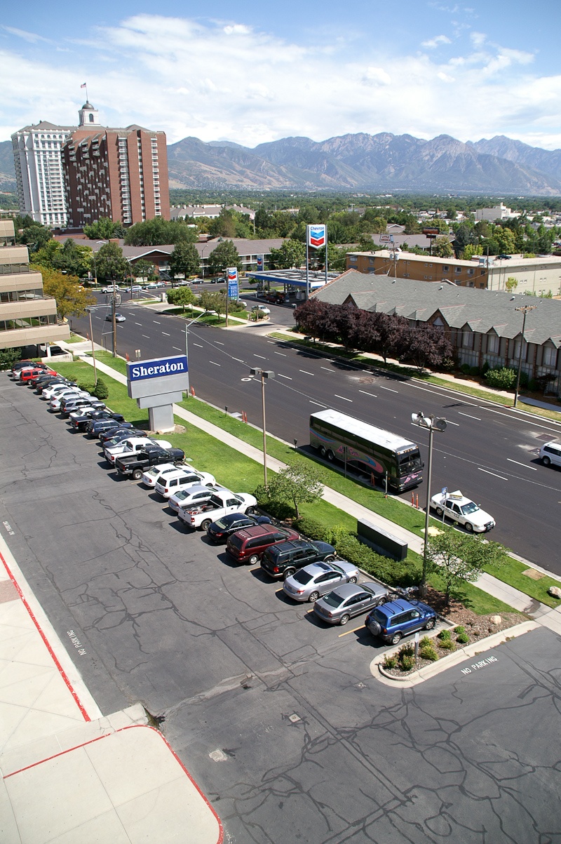 Het uitzicht op Salt Lake City vanaf de hotelkamer