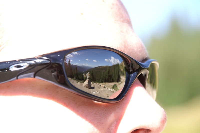 De omgeving spiegelt in de zonnebril