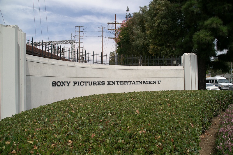 Het terrein van Sony waar filmsets staan