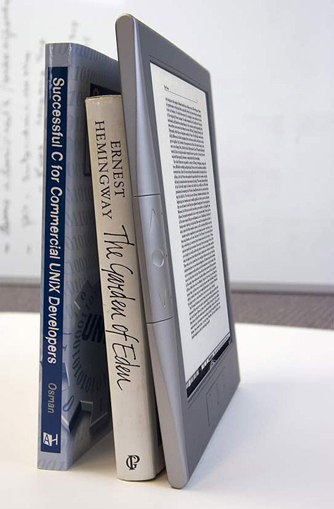 Irex Digital Reader 1000S op boekenplank Irex Digital Reader 1000S op boekenplank