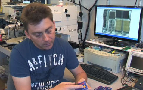 Christopher Tarnovsky bezig met smartcards op zijn werkplek in Californie