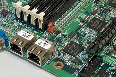 Iwill DK8ES gigabit poorten/controllers