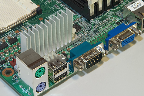 Iwill DK8ES VGA-aansluiting en USB 2.0-poorten