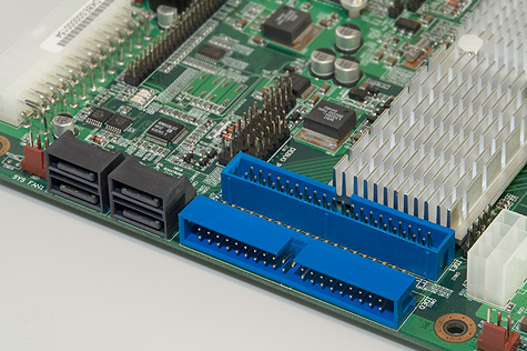 Iwill DK8ES SATA II- en ATA/133-aansluitingen