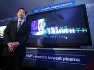Panasonic 103"-plasmatelevisie met trotse Japanner