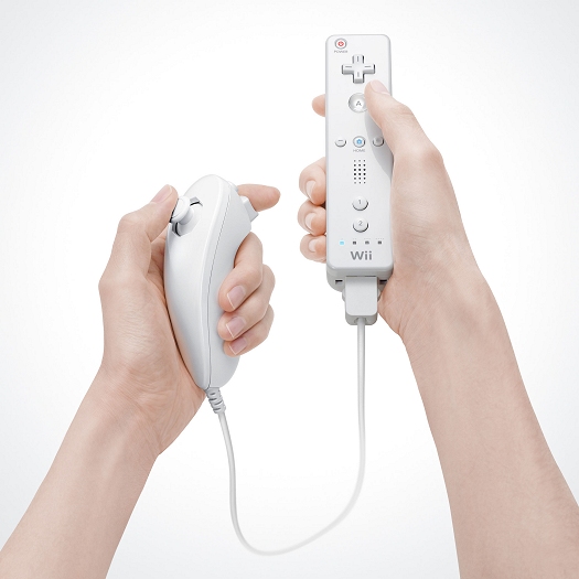 Nintendo Wii-controller met nun-chuck in handen
