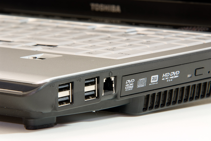 Toshiba Satellite X200-21R - aansluitingen rechts