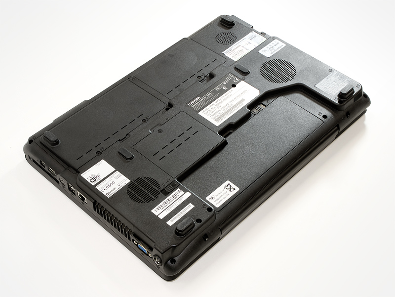 Toshiba Satellite X200-21R - onderzijde