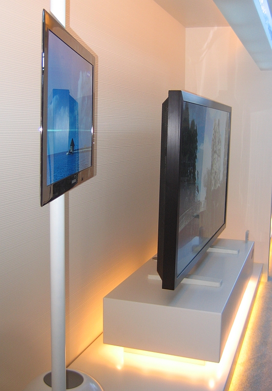 Samsung 32 inch oled vs 82 inch lcd