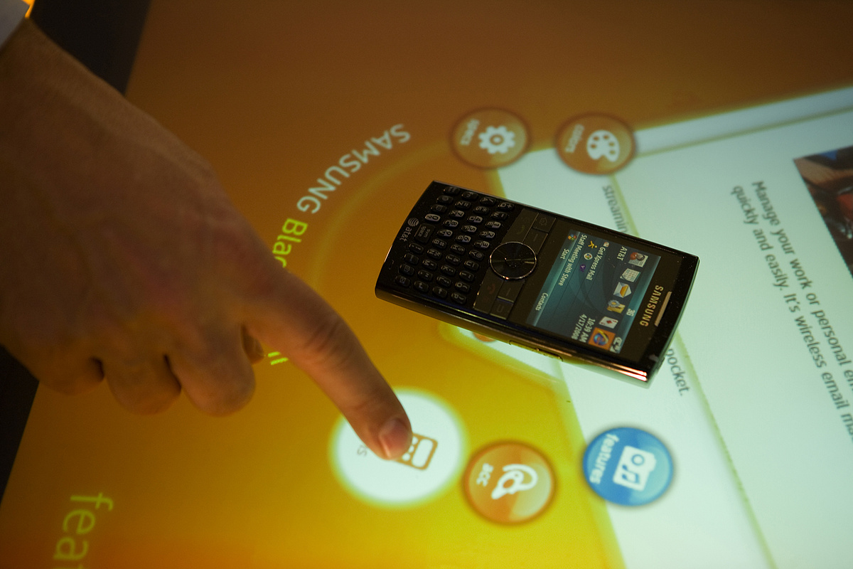 Microsoft Surface in telecomwinkel - bediening van tafelcomputer