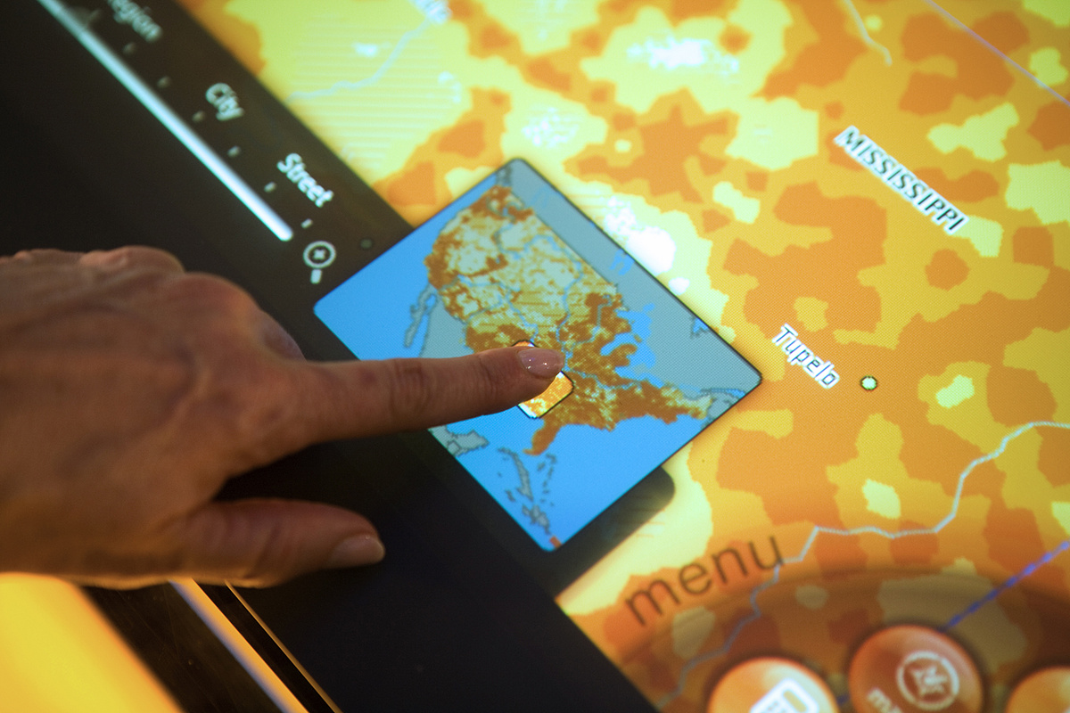 Microsoft Surface in telecomwinkel - bediening van map