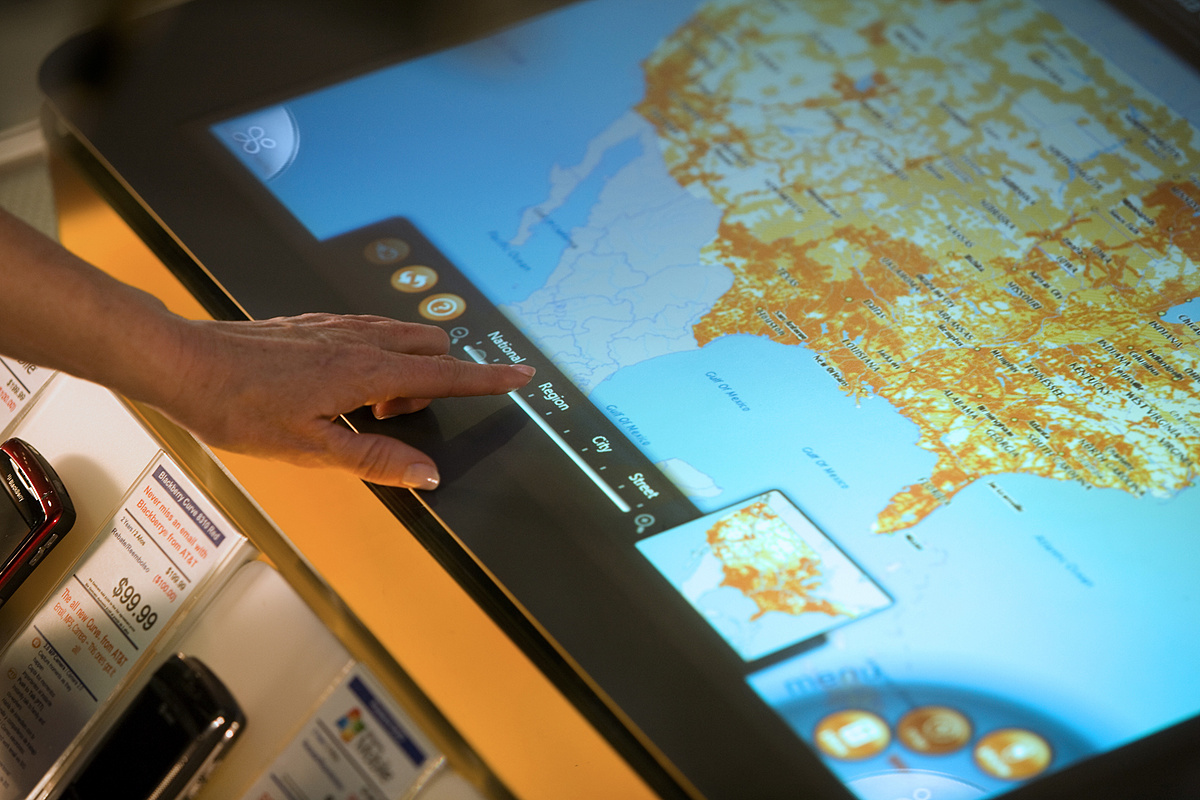 Microsoft Surface in telecomwinkel - bediening van overzichtsmap