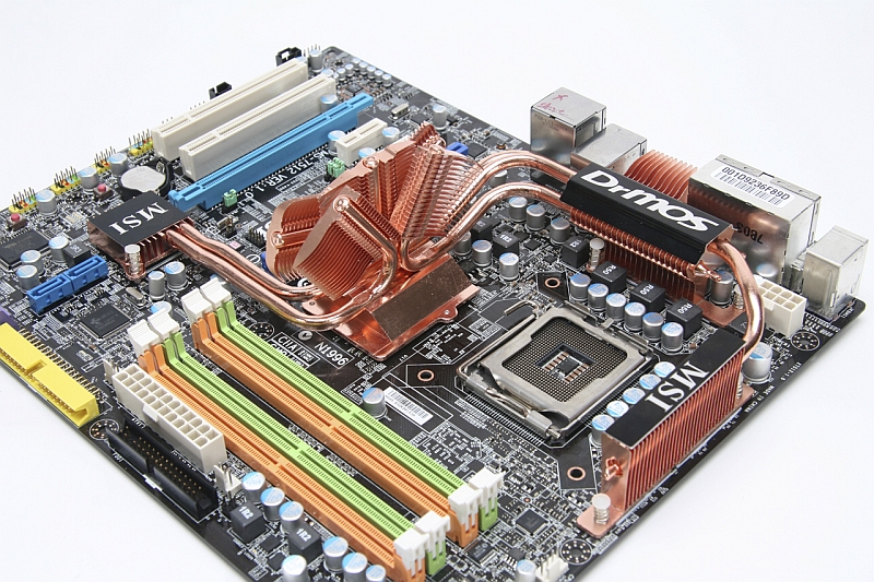 MSI P45 Platinum schuin
