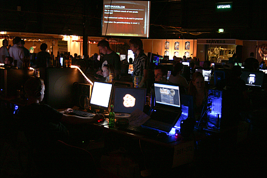Regroup 17 - gamen op laptop