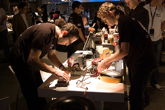 MSI Overklok Challenge 2008 - UK aan het tweaken