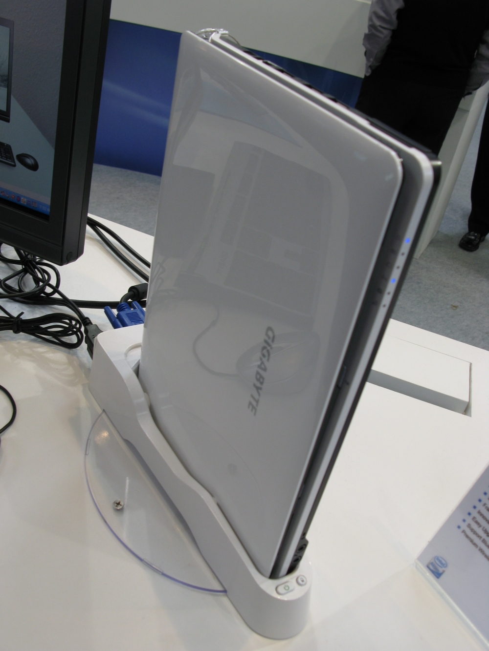 Gigabyte Booktop M1022 2
