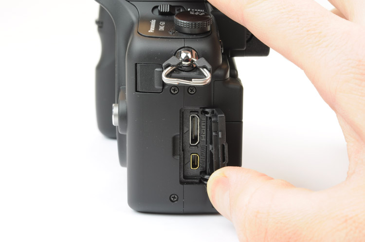 Panasonic Lumix G1 behuizing links aansluitingen
