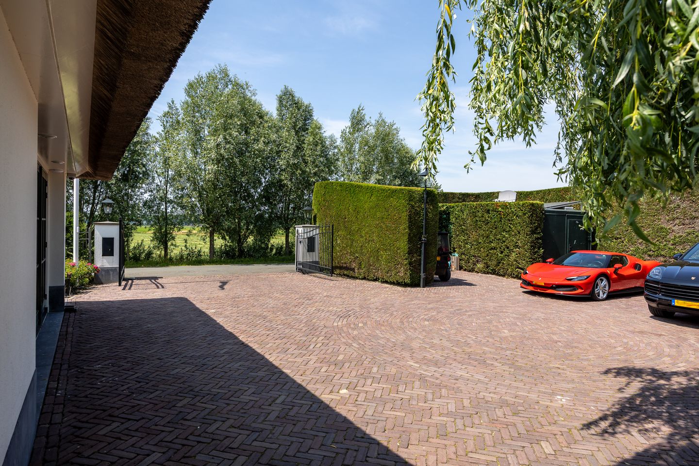 Afbeeldingslocatie: https://cloud.funda.nl/valentina_media/213/811/226_1440.jpg