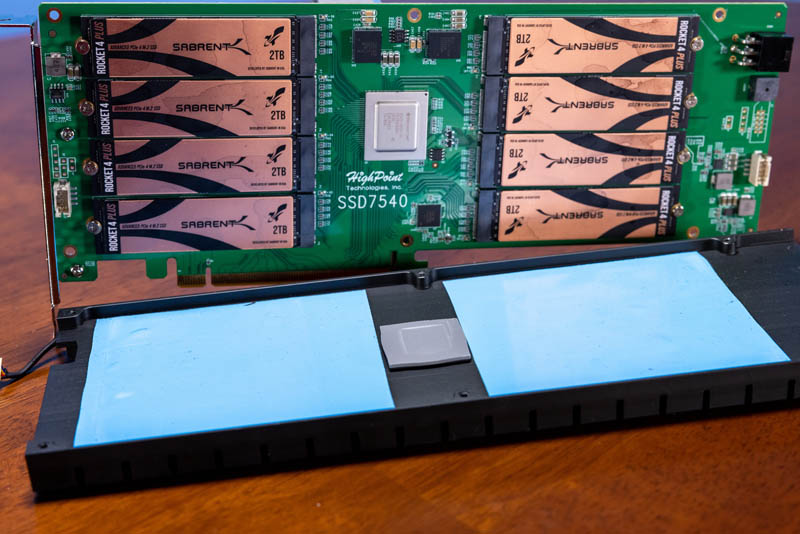 Afbeeldingslocatie: https://www.servethehome.com/wp-content/uploads/2022/09/HighPoint-SSD7540-Front-Cover-Thermal-Pads.jpg