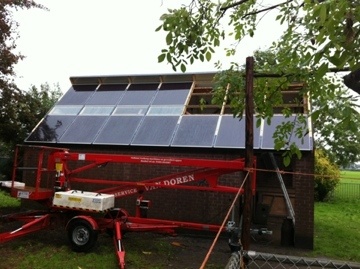 De westzijde van het dak is bijna gevuld met 2 rijen van 7 zonnepanelen, zoals je ziet zijn er nog drie zonnepanelen te gaan.