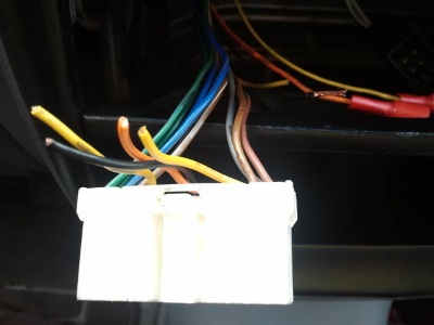 Draadjes afgeknipt en connector die ik niet ken... Draadjes afgeknipt en connector die ik niet ken...