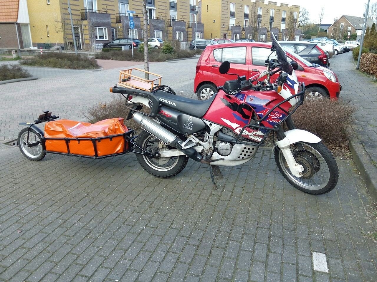 Honda Africa Twin met aanhanger.