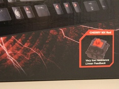 Rode Cherry MX schakkelaars stikker op de doos