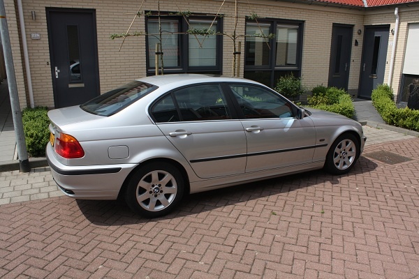 en weer terug onder de auto