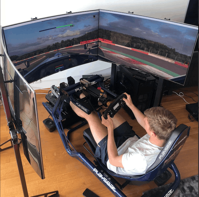 Max Verstappen aan het trainen met iRacing.