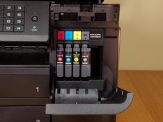 inktstation van voren met cartridges