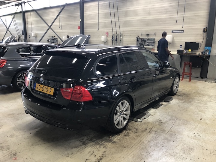 Bij de dealer Bij de dealer