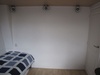 Speakers gemonteerd aan muur