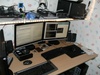 De 24" links in beeld, complete chaos bovenop de plank erboven
