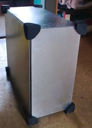 Onafgewerkte kast