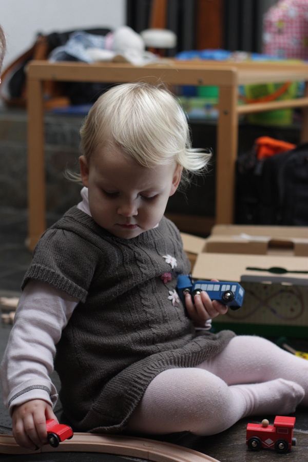 Iris speelt met treintje (600w)