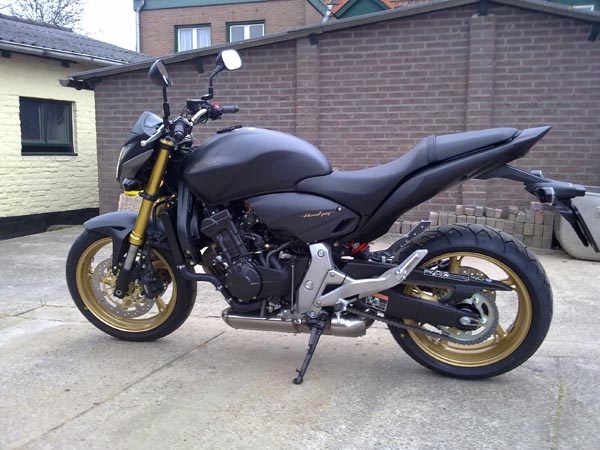 nieuwe hornet matzwart met goud (kleurstelling 2012)