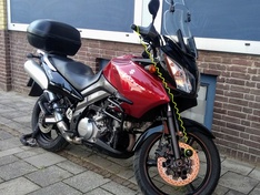 V-strom voor de deur