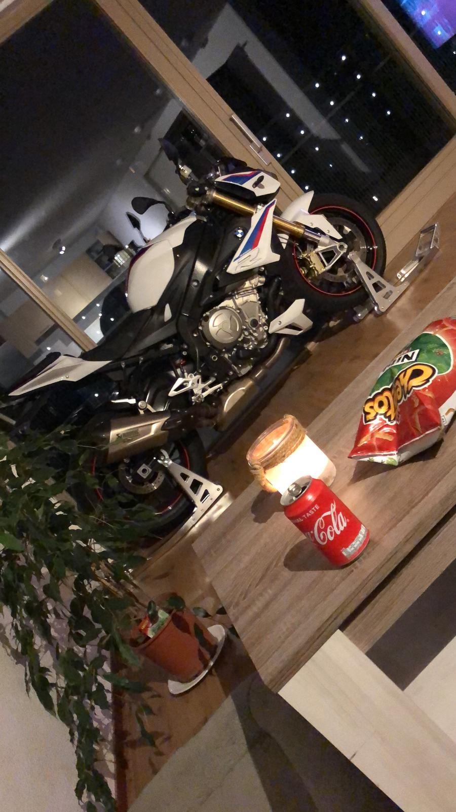 BMW motor in de Woonkamer op 6 hoog.